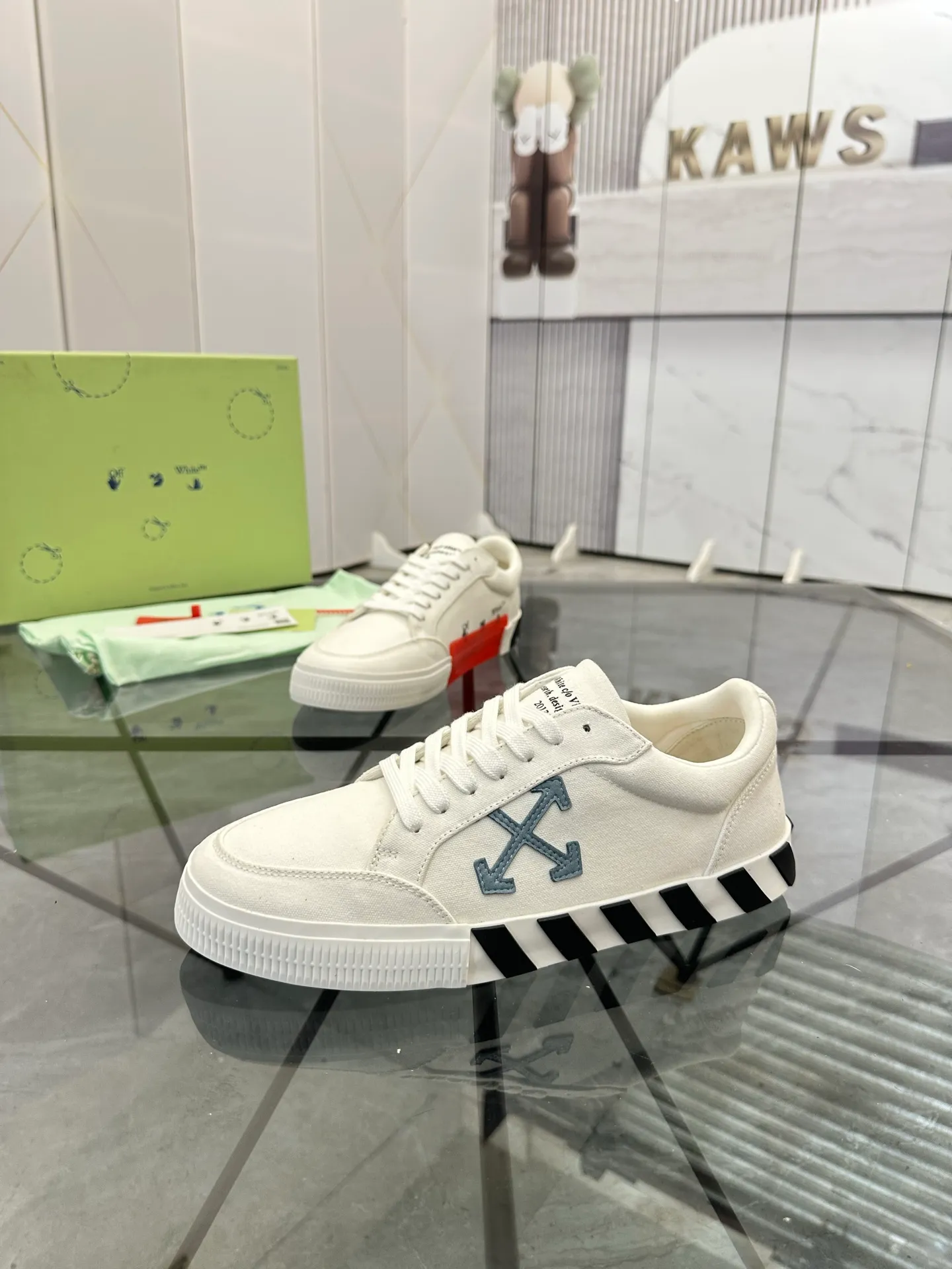 Selling men's shoes 💰: 💰P440¥ Product trademark: OFF WHITE *"OFF WHITE*" low-top casual shoes Regular size: 35-45 (can be customized to 46) Couple style Product materials: original material from the upper counter, breathable lining, original outsole. No.: H203